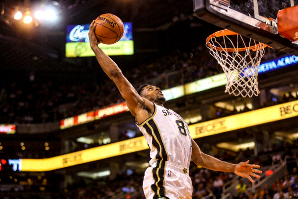 篮球比赛压哨三分球精彩瞬间